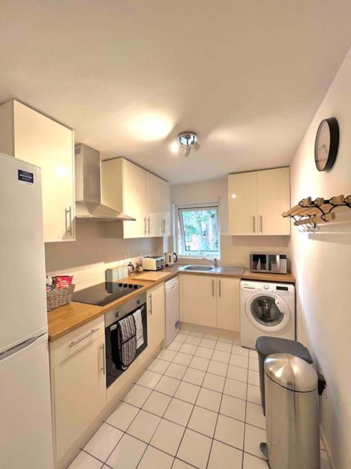 Appartamento Beautiful Windsor 2 Bed, Perfect Location, 5 Mins Walk To Centre, Free Parking, Legoland, Ascot Esterno foto