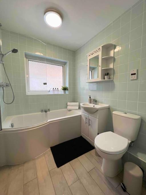 Appartamento Beautiful Windsor 2 Bed, Perfect Location, 5 Mins Walk To Centre, Free Parking, Legoland, Ascot Esterno foto