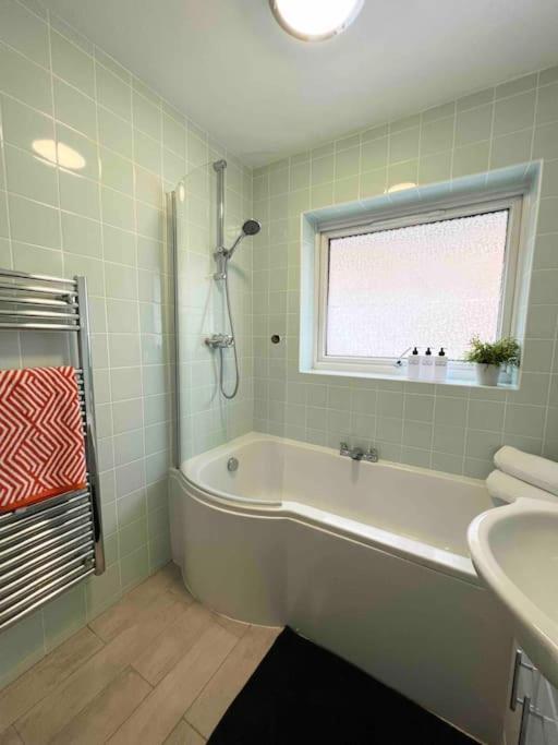 Appartamento Beautiful Windsor 2 Bed, Perfect Location, 5 Mins Walk To Centre, Free Parking, Legoland, Ascot Esterno foto